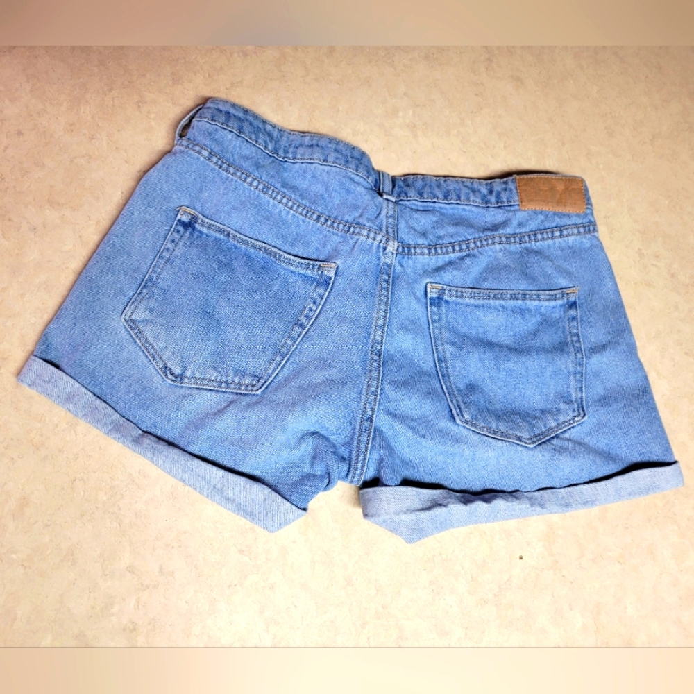 H&M women size 10 light Blue Denim Shorts cuffed